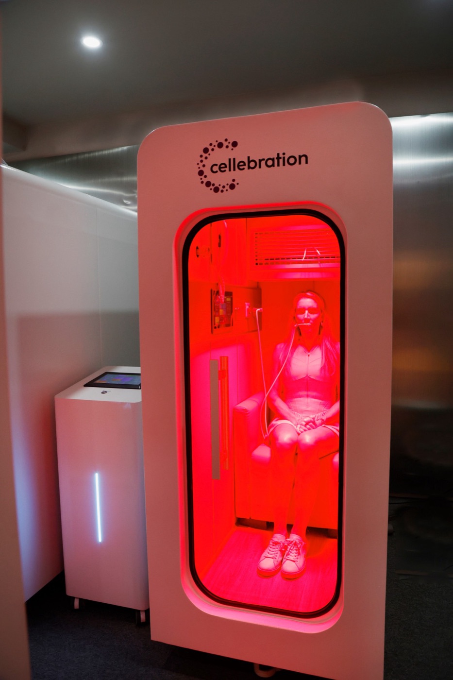 Cámara hiperbárica Cellebration con luz roja y asiento cómodo